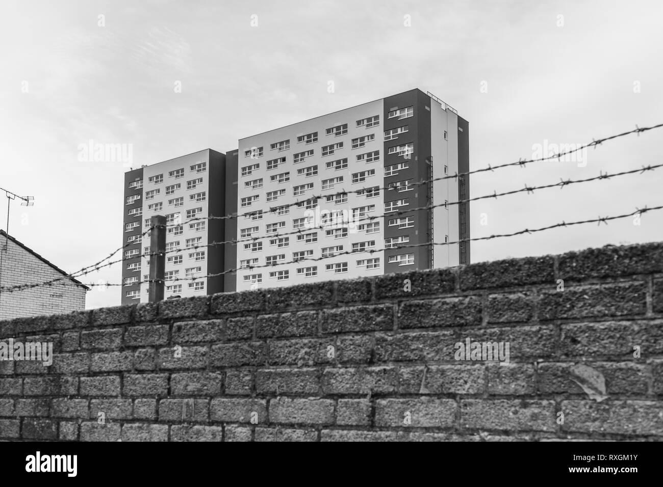 Monochrom von Shirley Türme zu einem Wohngebiet Rat konkrete Tower Block durch Stacheldraht gesehen besaß, Shirley Bezirk, Southampton, England, Großbritannien Stockfoto