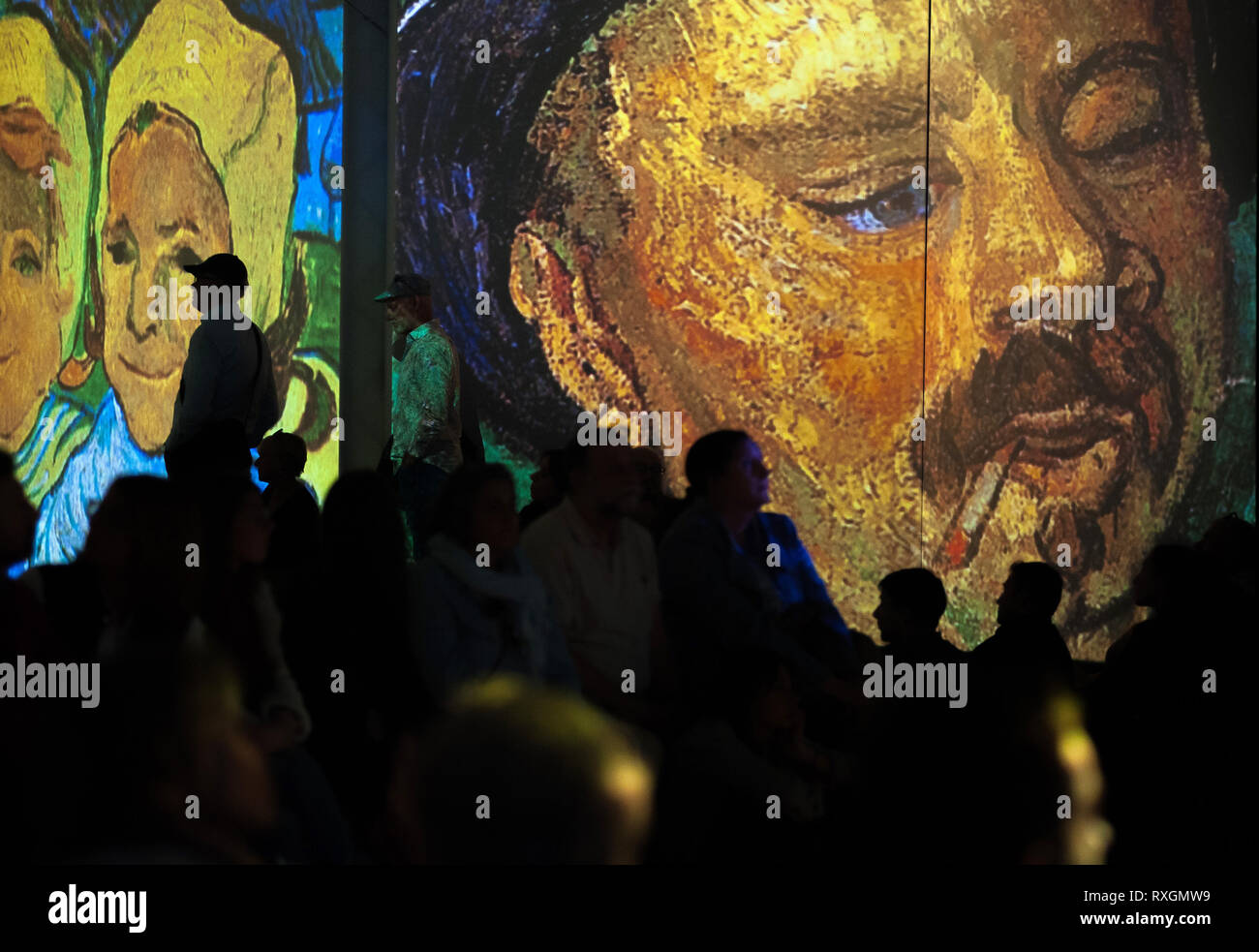 Malaga, Spanien. . 9 Mär, 2019. Besucher gesehen, die Bilder während der Eröffnung der Ausstellung. Van Gogh Alive ist ein multimediales Erlebnis, das mehr in der Welt besucht, es Rinnen eine sensorische Ambient und grossen audiovisuellen Strukturen, die die Bilder des berühmten Gemälde des Künstlers zeigen, Vincent Van Gogh. Credit: Jesus Merida/SOPA Images/ZUMA Draht/Alamy leben Nachrichten Stockfoto