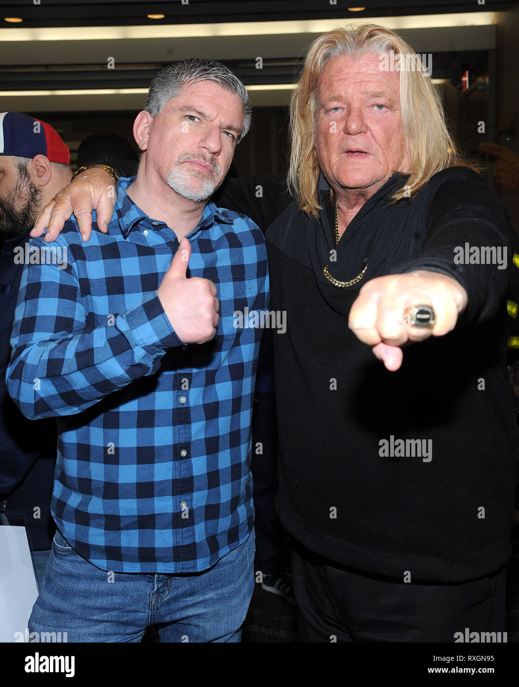 New York, NY, USA. 9 Mär, 2019. Sirius XM 'Gesprengt' Wirt Dave LaGreca und Wrestling Superstar Greg Valentine nehmen an der großen Veranstaltung am Flughafen LaGuardia Plaza am 9. März 2019 in Flushing, New York. Quelle: John Palmer/Medien Punch/Alamy leben Nachrichten Stockfoto