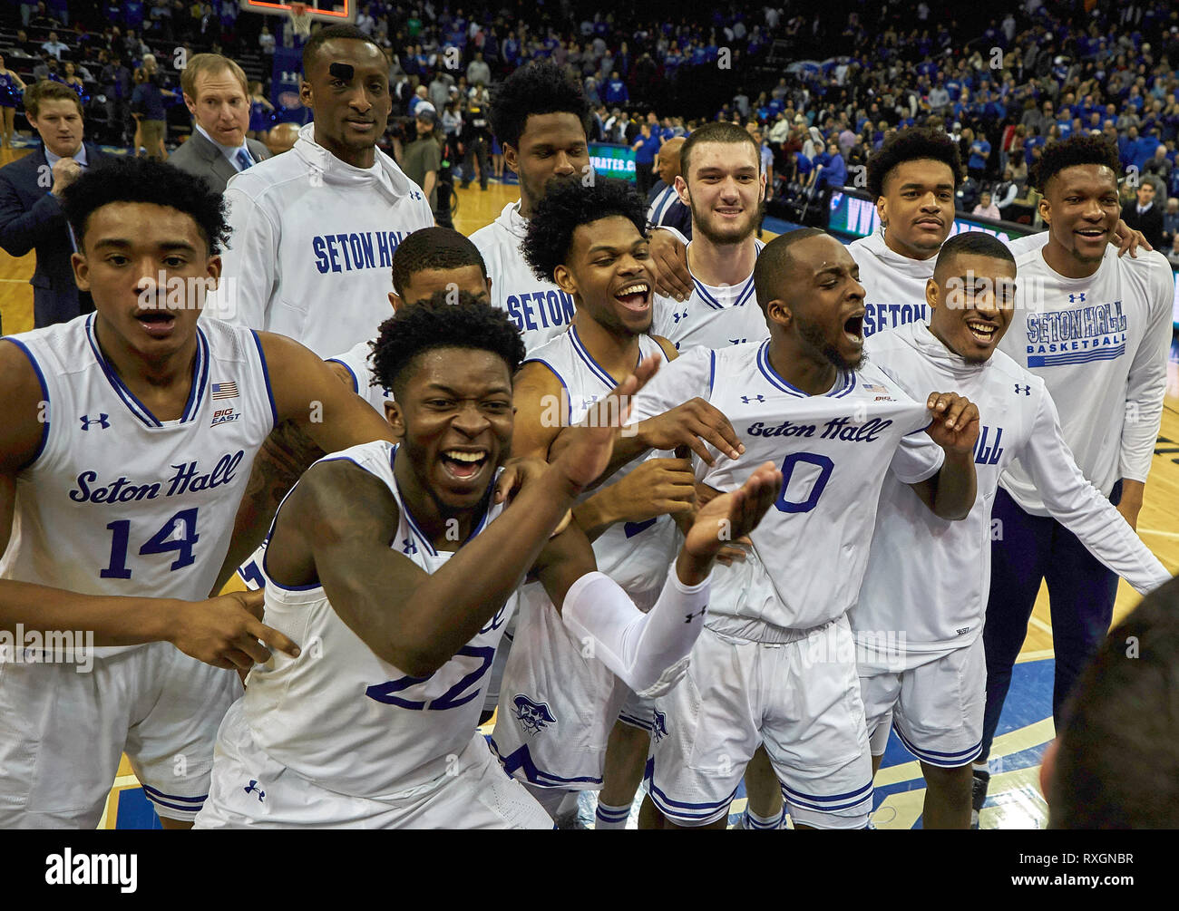 Newark, New Jersey, USA. 9 Mär, 2019. Die Seton Hall Pirates feiern, nachdem die upseting Villanova Wildcats 79-75 im Prudential Center in Newark, New Jersey. Duncan Williams/CSM/Alamy leben Nachrichten Stockfoto