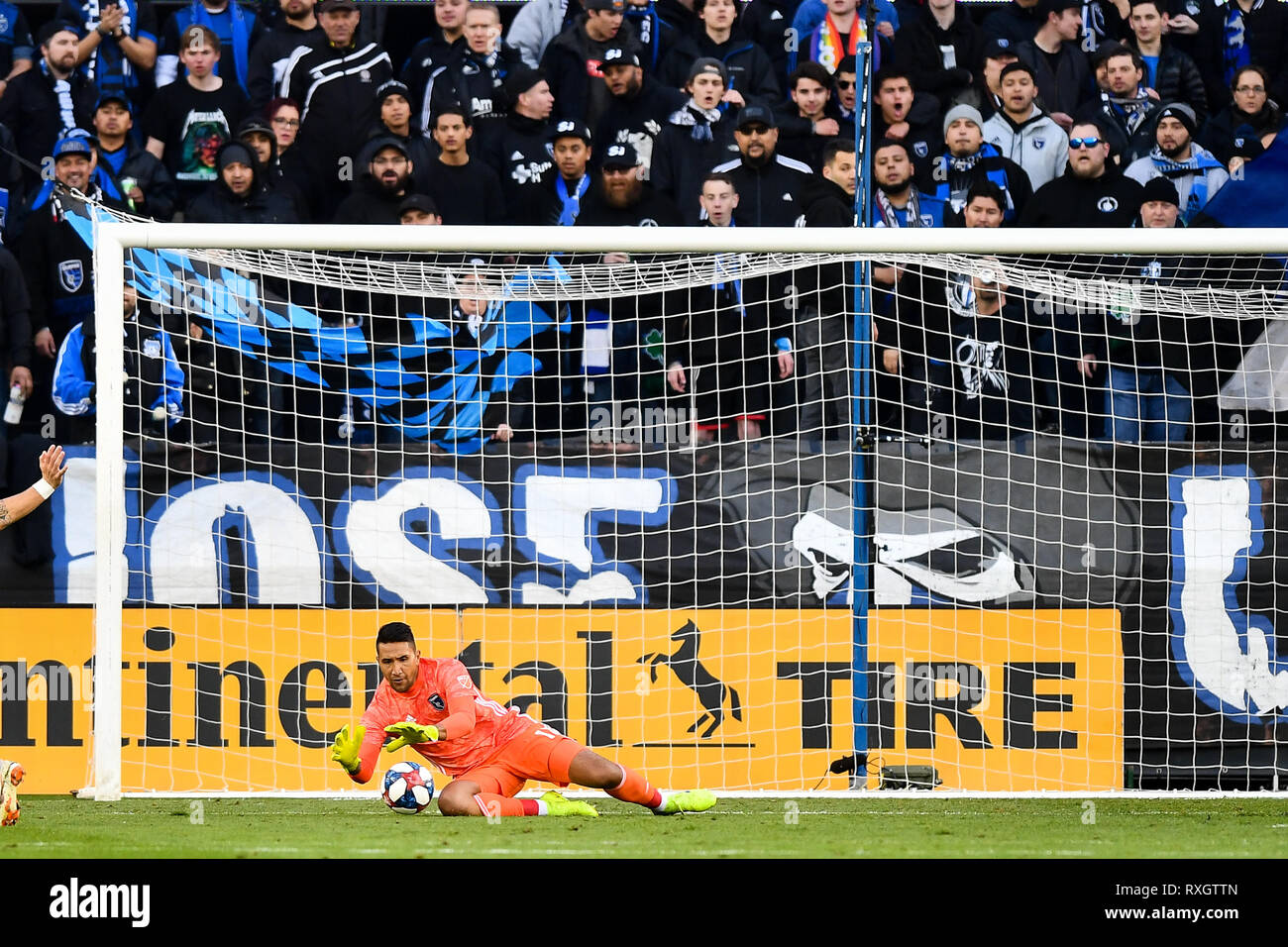 San Jose, Kalifornien, USA. 9 Mär, 2019. San Jose Earthquakes Torwart Daniel Vega (17) macht eine vor Ultra Fans während der MLS-Spiel zwischen Minnesota Vereinigten und die San Jose Earthquakes bei Avaya im Stadion in San Jose, Kalifornien. Chris Brown/CSM/Alamy leben Nachrichten Stockfoto