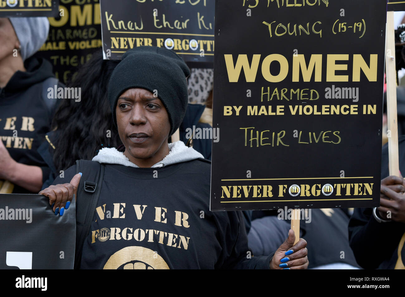 London, Großbritannien. 9. März 2019. Eine Frau gesehen, die ein Plakat, während der Anstieg im März die Millionen Frauen in London. Tausende von Frauen marschierten durch die Londoner Innenstadt zu einer Kundgebung auf dem Trafalgar Square in London fordern Freiheit und Gerechtigkeit und das Ende der männlichen Gewalt gegen sie. "Niemals vergessen" war das Thema der diesjährigen März und Teilnehmer an das Leben von Mädchen und Frauen, die von Gewalt von mens getötet wurden. Credit: SOPA Images Limited/Alamy leben Nachrichten Stockfoto