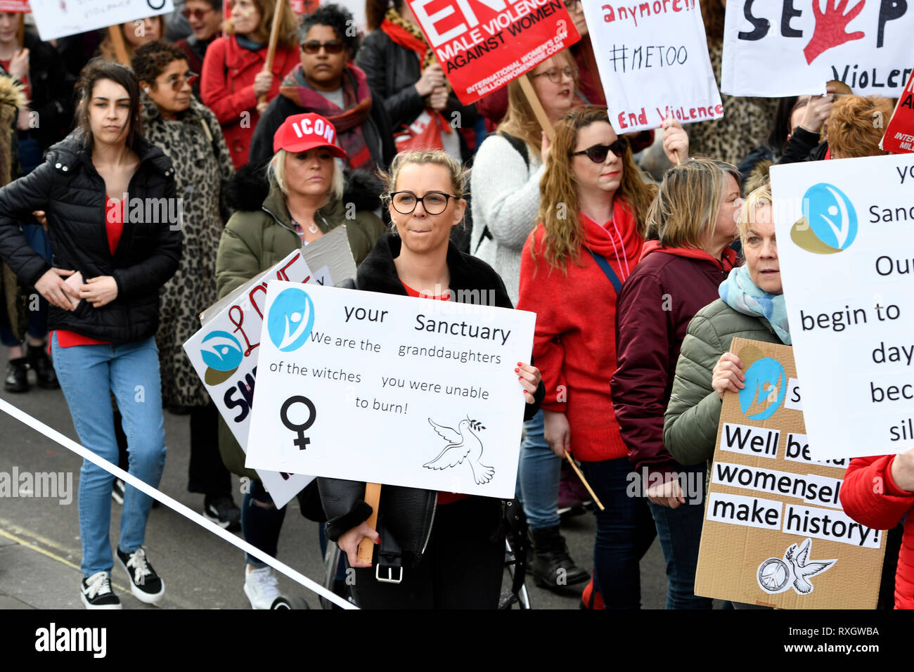 London, Großbritannien. 9. März 2019. Die demonstranten gesehen Plakate während der Millionen Frauen steigen März in London. Tausende von Frauen marschierten durch die Londoner Innenstadt zu einer Kundgebung auf dem Trafalgar Square in London fordern Freiheit und Gerechtigkeit und das Ende der männlichen Gewalt gegen sie. "Niemals vergessen" war das Thema der diesjährigen März und Teilnehmer an das Leben von Mädchen und Frauen, die von Gewalt von mens getötet wurden. Credit: SOPA Images Limited/Alamy leben Nachrichten Stockfoto