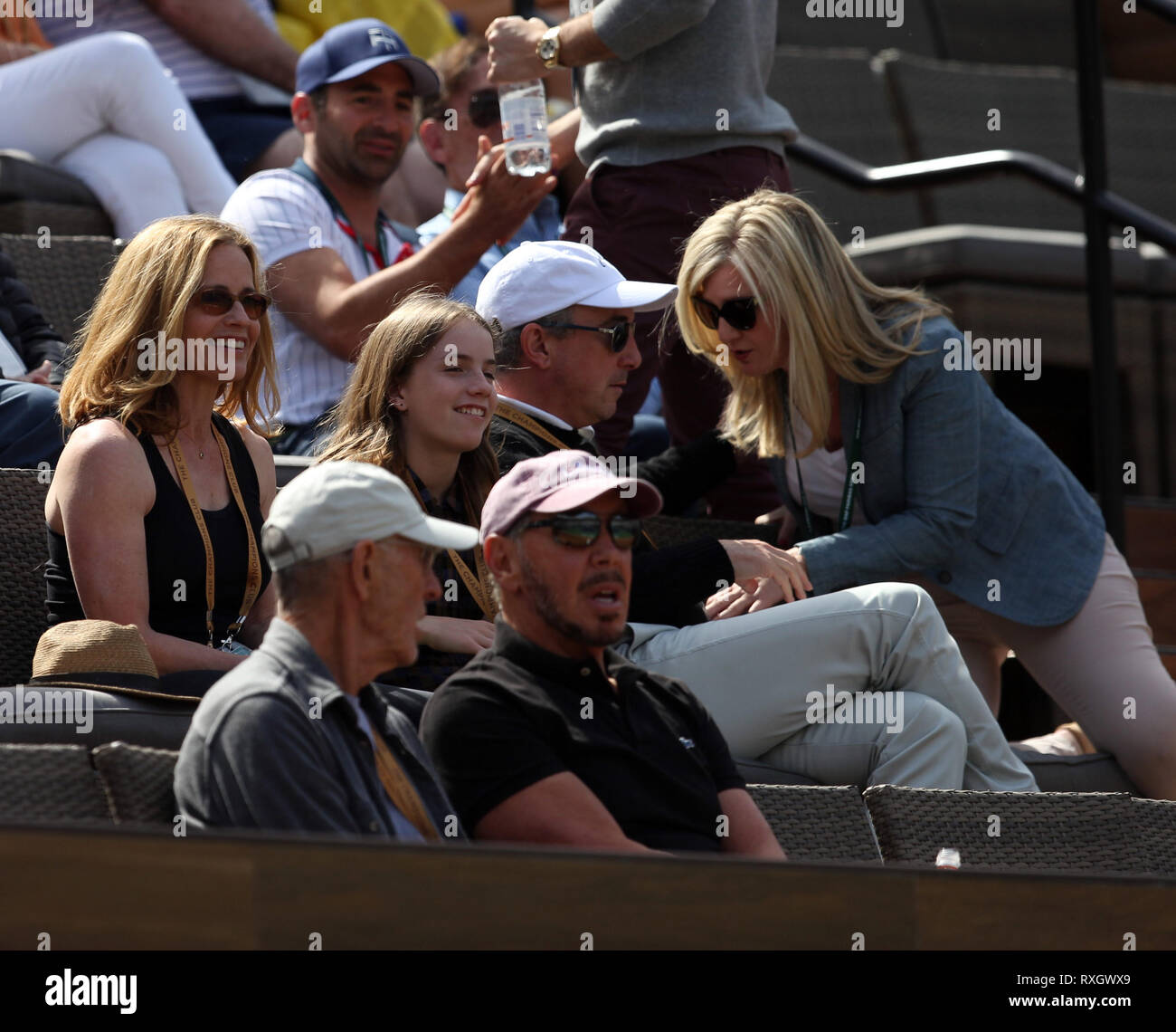 Indian Wells, Kalifornien, USA. 09 Mär, 2019. Larry Ellison, ist Mitgründer und Executive Chairman und Chief Technology Officer der Oracle Corporation und die Schauspielerin Elisabeth Shue nehmen an der zweiten Runde Männer singles Match am Tag sechs der BNP Paribas Open in Indian Wells Tennis Garden am März 09, 2019 im kalifornischen Indian Wells Credit: Hoo Me.Com/Media Punch/Alamy leben Nachrichten Stockfoto