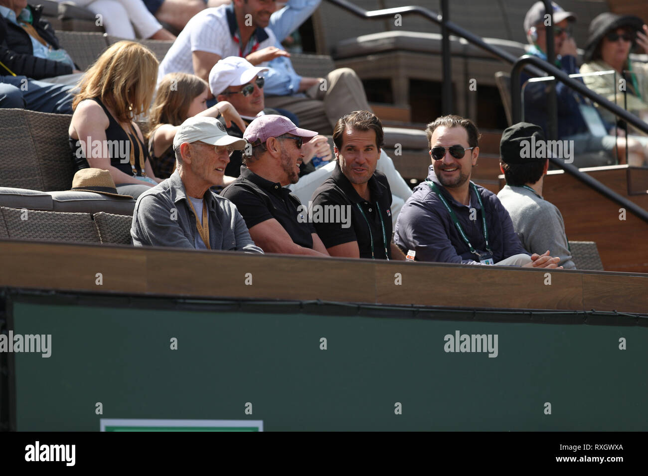Indian Wells, Kalifornien, USA. 09 Mär, 2019. Larry Ellison, ist Mitgründer und Executive Chairman und Chief Technology Officer der Oracle Corporation und die Schauspielerin Elisabeth Shue nehmen an der zweiten Runde Männer singles Match am Tag sechs der BNP Paribas Open in Indian Wells Tennis Garden am März 09, 2019 im kalifornischen Indian Wells Credit: Hoo Me.Com/Media Punch/Alamy leben Nachrichten Stockfoto