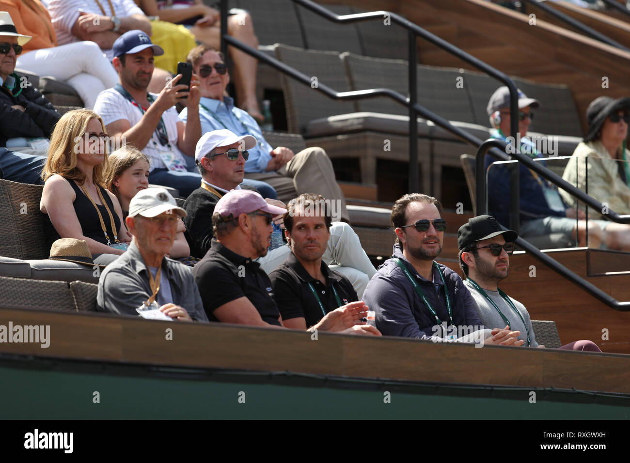 Indian Wells, Kalifornien, USA. 09 Mär, 2019. Larry Ellison, ist Mitgründer und Executive Chairman und Chief Technology Officer der Oracle Corporation und die Schauspielerin Elisabeth Shue nehmen an der zweiten Runde Männer singles Match am Tag sechs der BNP Paribas Open in Indian Wells Tennis Garden am März 09, 2019 im kalifornischen Indian Wells Credit: Hoo Me.Com/Media Punch/Alamy leben Nachrichten Stockfoto