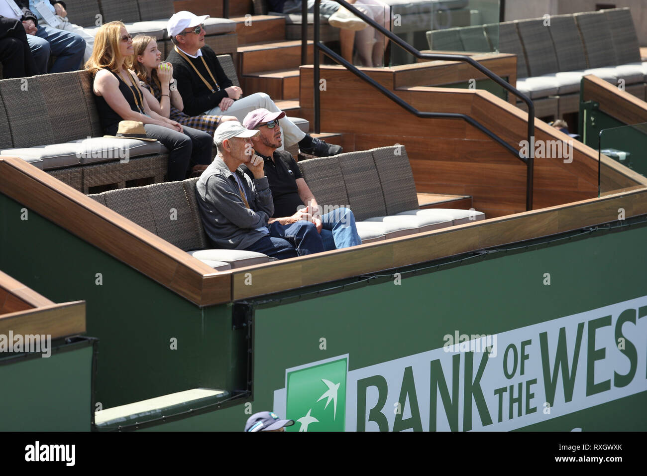 Indian Wells, Kalifornien, USA. 09 Mär, 2019. Larry Ellison, ist Mitgründer und Executive Chairman und Chief Technology Officer der Oracle Corporation und die Schauspielerin Elisabeth Shue nehmen an der zweiten Runde Männer singles Match am Tag sechs der BNP Paribas Open in Indian Wells Tennis Garden am März 09, 2019 im kalifornischen Indian Wells Credit: Hoo Me.Com/Media Punch/Alamy leben Nachrichten Stockfoto