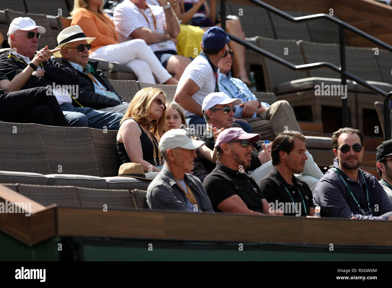 Indian Wells, Kalifornien, USA. 09 Mär, 2019. Larry Ellison, ist Mitgründer und Executive Chairman und Chief Technology Officer der Oracle Corporation und die Schauspielerin Elisabeth Shue nehmen an der zweiten Runde Männer singles Match am Tag sechs der BNP Paribas Open in Indian Wells Tennis Garden am März 09, 2019 im kalifornischen Indian Wells Credit: Hoo Me.Com/Media Punch/Alamy leben Nachrichten Stockfoto