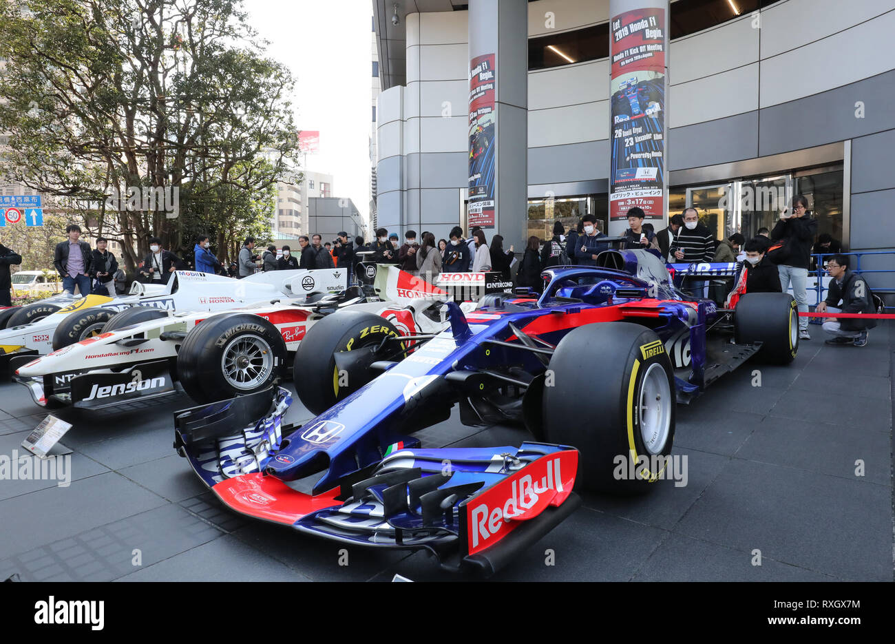 Tokio, Japan. 9 Mär, 2019. Honda powered Formel-1-Maschinen werden von  Motorsport Fans als Red Bull Motorsport F1 Teams halten eine  Pressekonferenz in der Honda Zentrale in Tokio am Samstag umgeben, 9. März