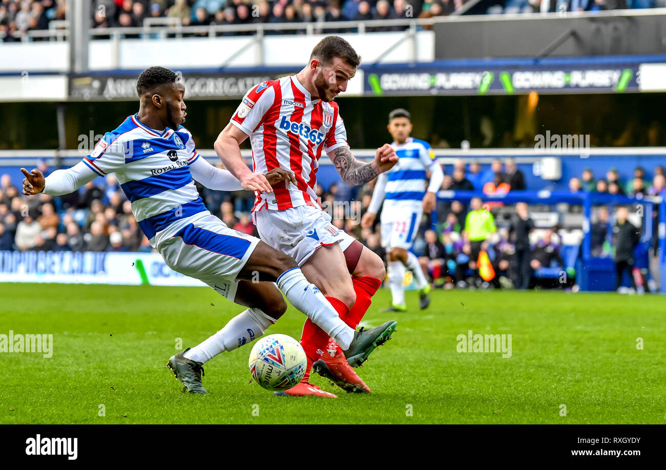 London, Großbritannien. 9. März 2019. Olamide Shodipo der Queens Park Rangers und Tom Edwards von Stoke City Challenge für die Kugel während der efl Sky Bet Championship Match zwischen den Queens Park Rangers und Stoke City an der Loftus Road Stadium, London, England am 9. März 2019. Foto von Phil Hutchinson. Nur die redaktionelle Nutzung, eine Lizenz für die gewerbliche Nutzung erforderlich. Keine Verwendung in Wetten, Spiele oder einer einzelnen Verein/Liga/player Publikationen. Credit: UK Sport Pics Ltd/Alamy leben Nachrichten Stockfoto