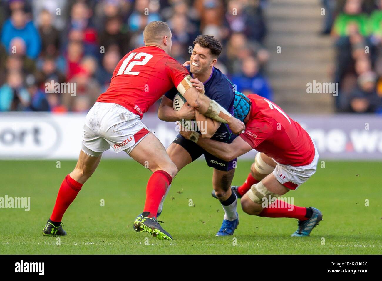 Edinburgh, Schottland. . 09 Mär, 2019. firo: 09.03.2019 Rugby, Guinness sechs Nationen Übereinstimmung zwischen Schottland und Wales bei BT Stadion Murrayfield, Edinburgh, Adam Hastings (Nr. 22) von Schottland wird durch Hadleigh Parkes (Nr. 12 behandelt) und Justin Tipuric (#7) von Wales | Verwendung der weltweiten Kredit: dpa/Alamy leben Nachrichten Stockfoto