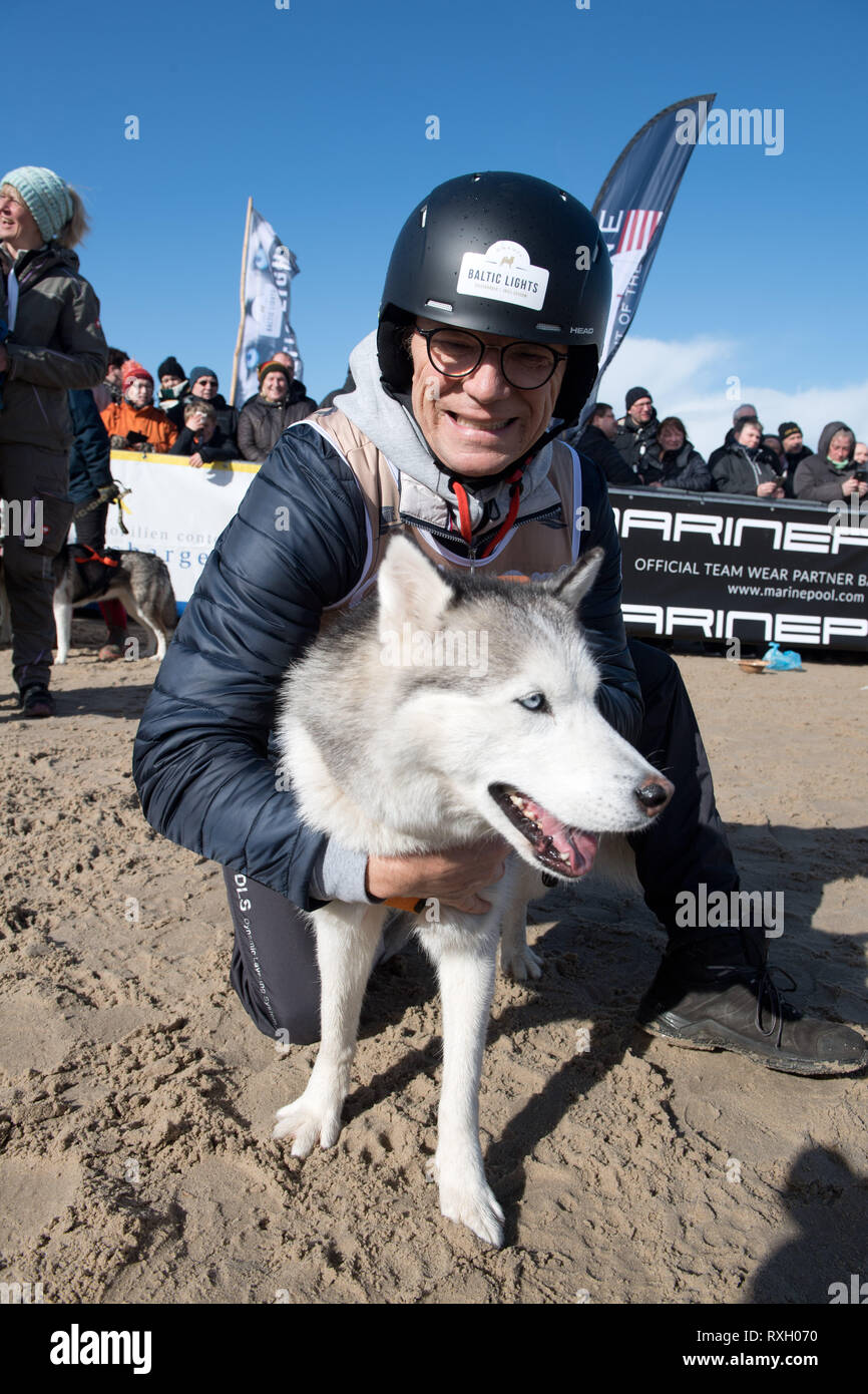 Heringsdorf, Deutschland. 09 Mär, 2019. Entertainer Wolfgang Lippert nimmt im Rahmen der "Baltic Lights" auf der Insel Usedom. Da der Schnee in Deutschlands nördlichsten Schlittenhunderennen fehlte, den rund 400 Schlittenhunde nicht Schlitten ziehen, aber Autos mit Ballon Reifen. Quelle: Stefan Sauer/dpa/Alamy leben Nachrichten Stockfoto