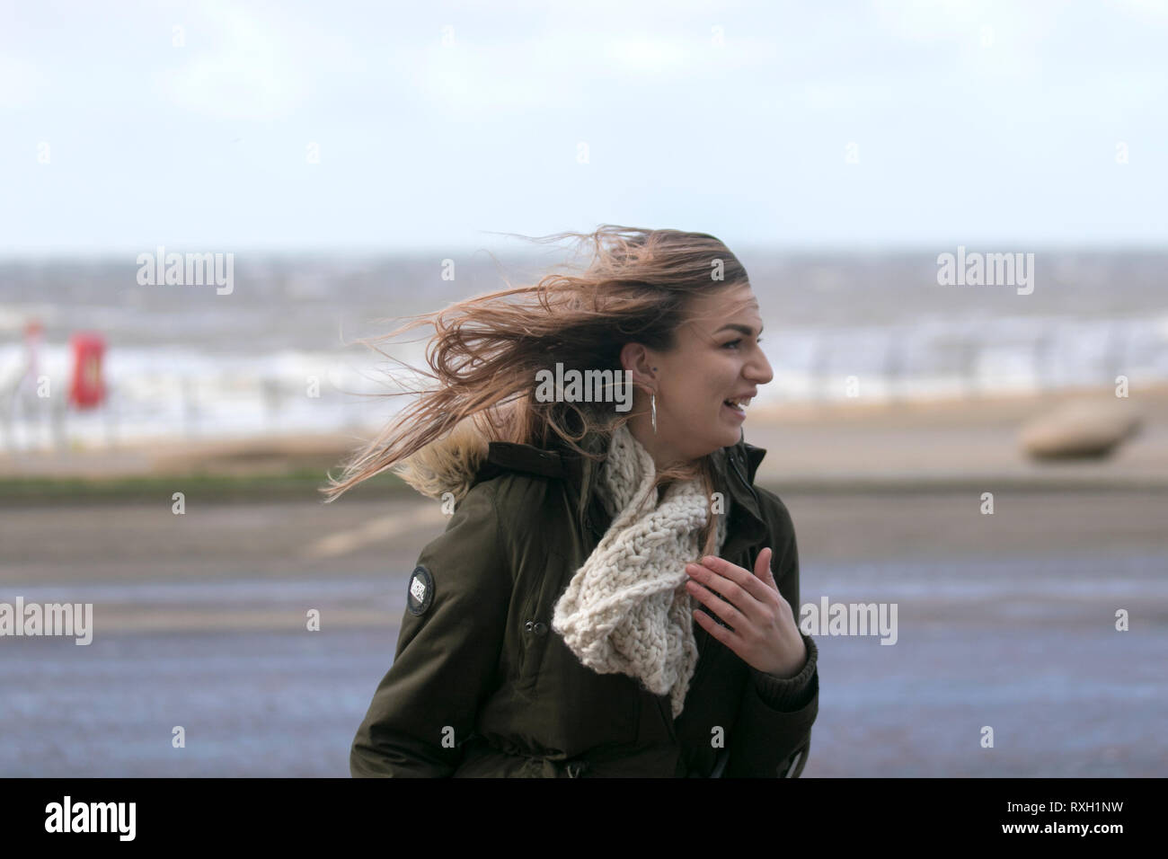 Blackpool, Großbritannien. 10. März, 2019. Strong gale force Winde an der Küste. Shopper sind windswept als der starke Stürmische Winde fegen durch die Innenstadt. Wetter Warnungen haben sich über den Nordwesten von England bei starken Windböen und Regen über das Wochenende ausgestellt wurde. Credit: MediaWorldImages/Alamy leben Nachrichten Stockfoto