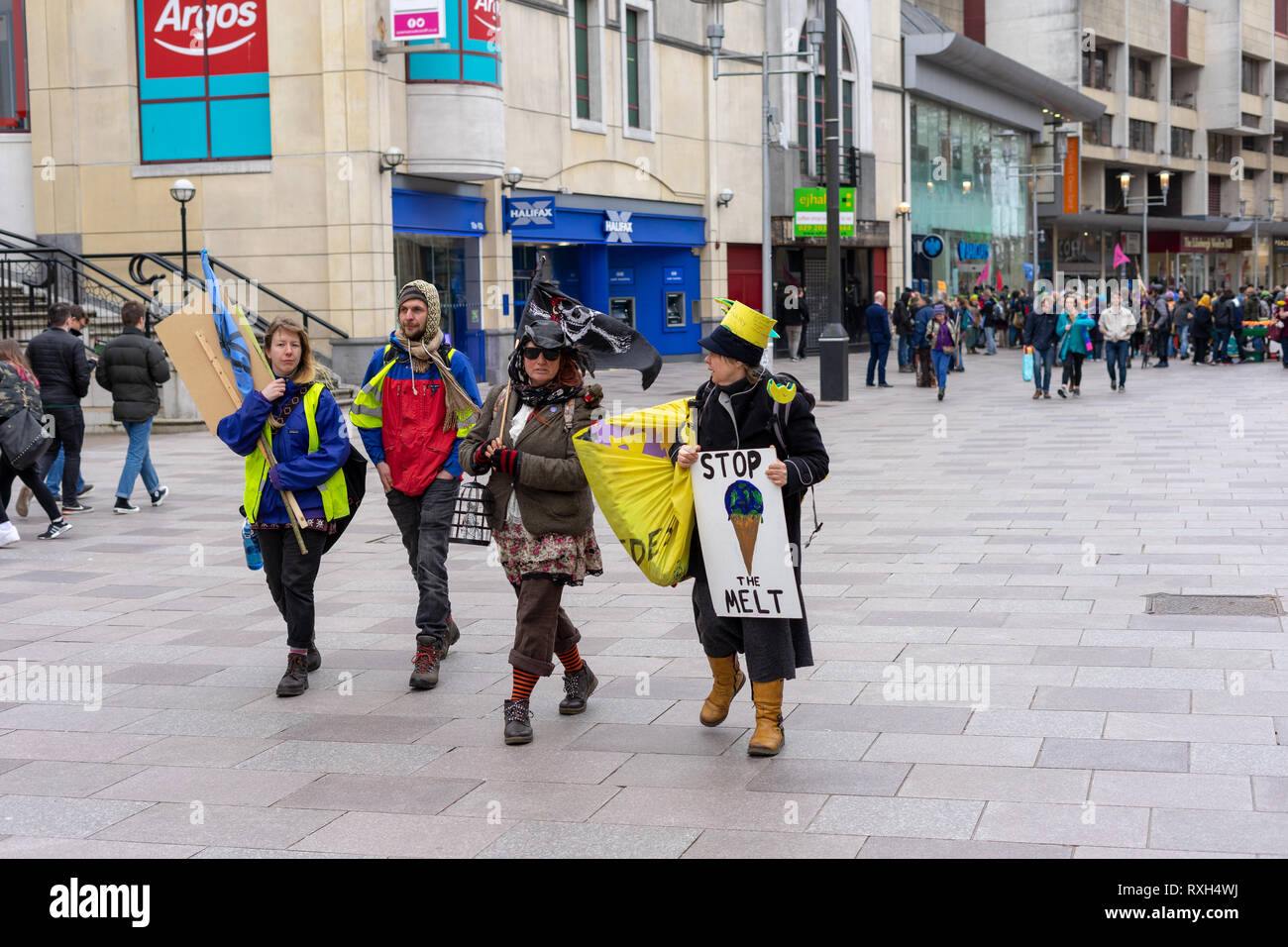 Cardiff, Wales, UK. 10. Mär 2019. Aussterben Rebellion März Oberflächen jenseits von Barclays. Das Aussterben Rebellion ist eine internationale soziale Bewegung, die darauf abzielt, einen radikalen Wandel durch gewaltfreien Widerstand zu fahren. März dieses Jahres fand in Cardiff statt Schließung die Castle Street. Der Protest war außerhalb Barclays Barclays Investitionen in fossile Brennstoffe zu markieren. © JaiAshton Credit: Jai Ashton/Alamy leben Nachrichten Stockfoto