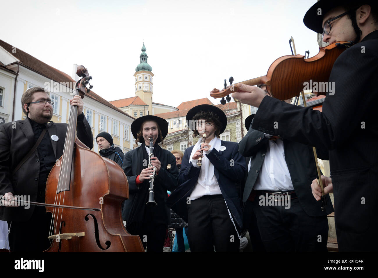 Mikulov, Tschechische Republik. 9 Mär, 2019. Die jüdische Musiker in einer traditionellen Karneval Kostüm Spaziergang von Haus während der traditionelle Folklore Karnevalsumzug in Mikulov in der Region Südmähren in der Nähe von Österreich. Masopust und besonders die letzten Tage dieser Zeit war ein offizieller Feiertag des Wohllebens für Leute, die in der Vergangenheit. Das Wort wird aus fasank mangling das deutsche Wort Fashing, die die gleiche Bedeutung hat. Credit: Slavek Ruta/ZUMA Draht/Alamy leben Nachrichten Stockfoto