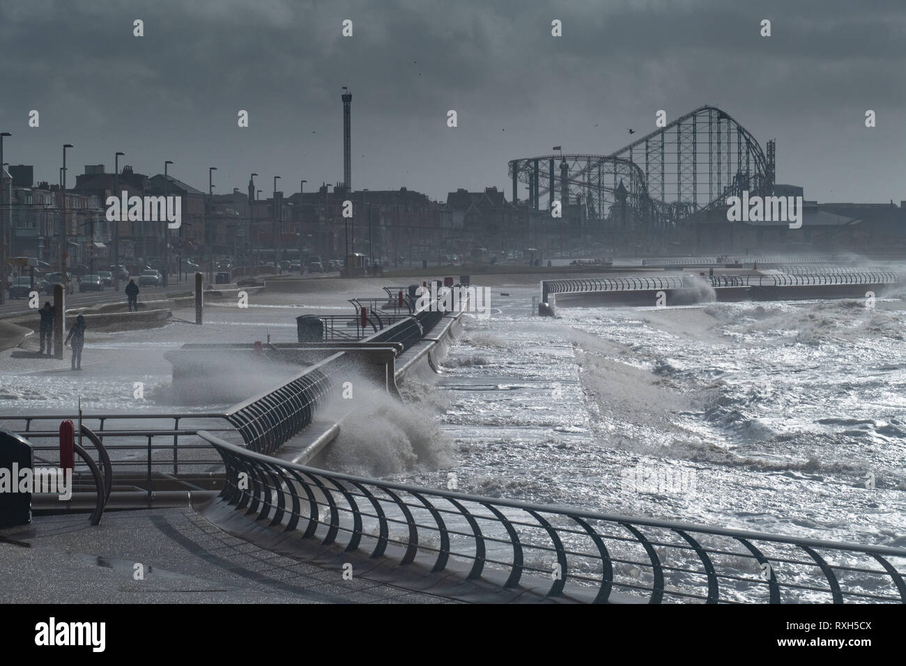 Blackpool UK, 10. März 2019. Wetter news. Stürme und Hugh wellen Teig der Küstenlinie in Blackpool heute. Die Temperatur kalt mit einer schweren Wind chill für diejenigen, die zu Fuß zu diesem Nachmittag. © Gary Telford/Alamy leben Nachrichten Stockfoto