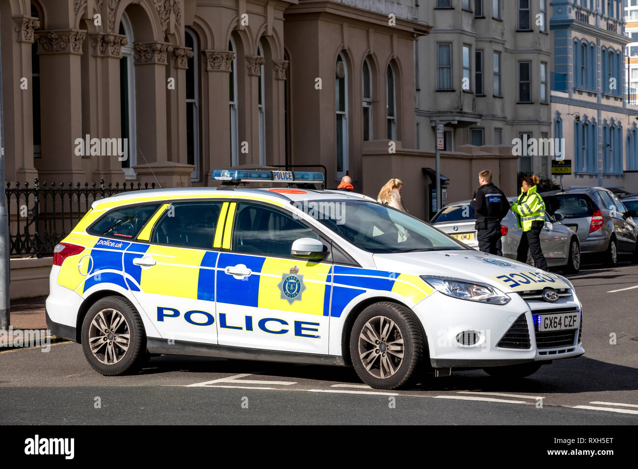 Eastbourne, East Sussex, UK. 10. März 2019. Starke Winde über Nacht lösen Dachziegel zwingt Polizei vorübergehend Trinity Ort Eastbourne Credit: Newspics UK Süd/Alamy Leben Nachrichten schließen Stockfoto