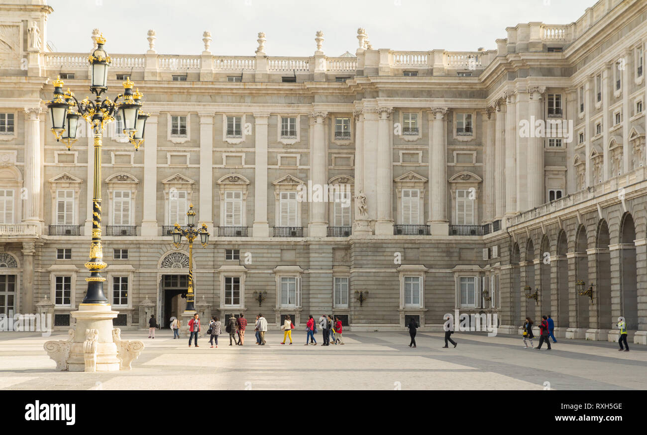 Madrid, Spanien - April 2015: Gruppe von Menschen zu Fuß auf den Hof von Royal Palace in Madrid, Spanien Stockfoto