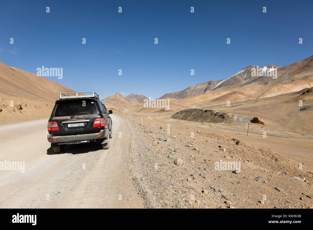 Ak-Baital, Tadschikistan, 22. August 2018: Geländewagen an Ak-Baital Pass in Tadschikistan auf der berühmten Pamir Highway Stockfoto