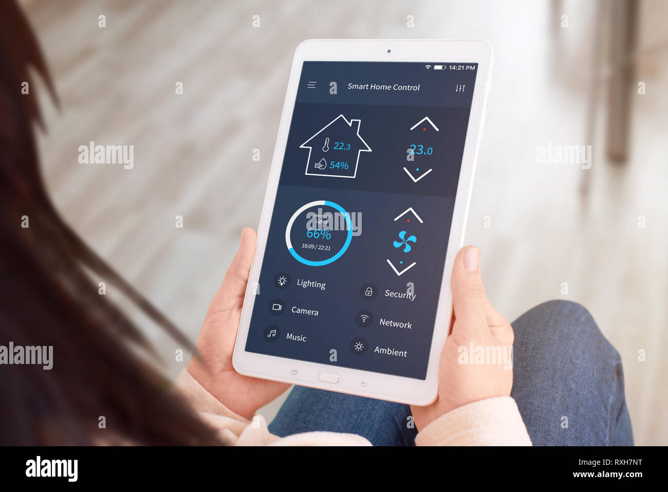 Smart Home Control App auf Tablet-PC angezeigt. Close-up. Stockfoto