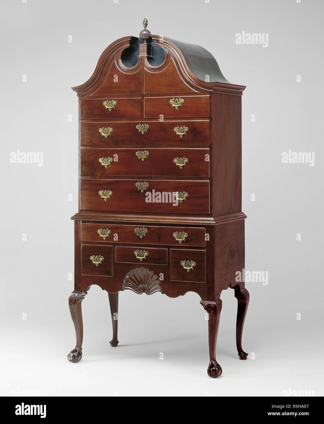 Hohe Kommode. John Goddard; American, 1723-1785 zugeschrieben. Datum: 1755-1785. Abmessungen: 219,4 × 101,6 × 54,6 cm (86 3/8 x 40×21 1/2 in.). Mahagoni mit Kastanien und White Pine. Herkunft: Newport. Museum: Das Chicago Art Institute. Stockfoto