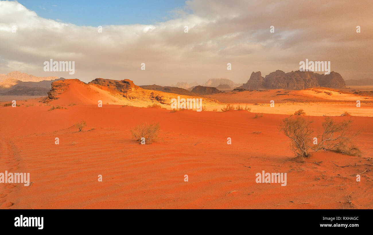 Tolle Landschaft der Wüste und Berge. Wadi Rum, Jordanien. Stockfoto