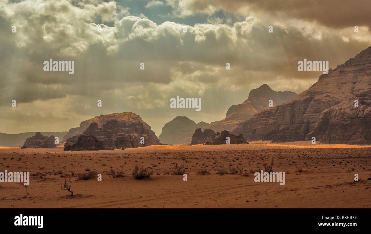 Tolle Landschaft der Wüste und Berge. Wadi Rum, Jordanien. Stockfoto