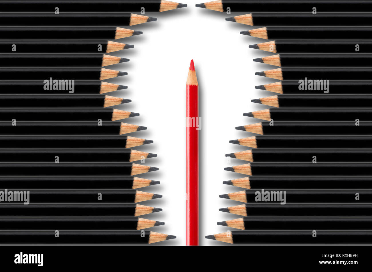 Kreativität, Idee oder Brainstorming Business Konzept, Glühbirne Form durch schwarze Bleistifte mit roter Stift gebildet in der Mitte, minimalen Begriff flatlay Stockfoto