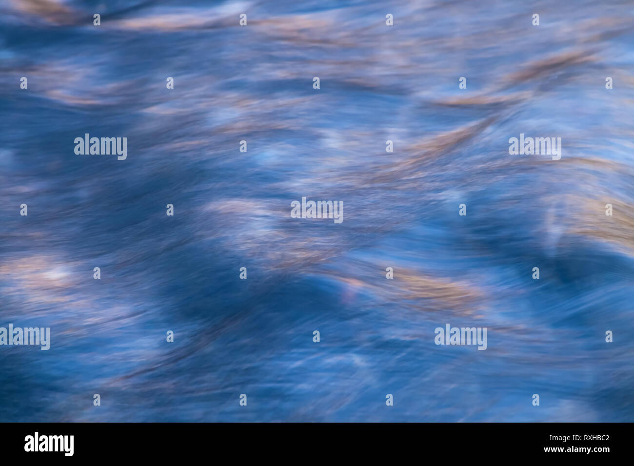 In der Nähe von fließendem Wasser Oberfläche mit Reflexionen der herbstlichen Farben, Inyo National Forest, Kalifornien, USA Stockfoto