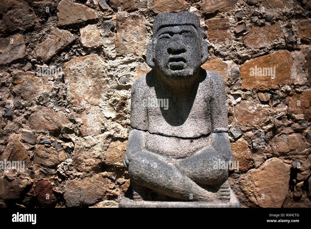 Eine Mesoamerican Skulptur schmückt ein Haus in Mexiko Stockfoto
