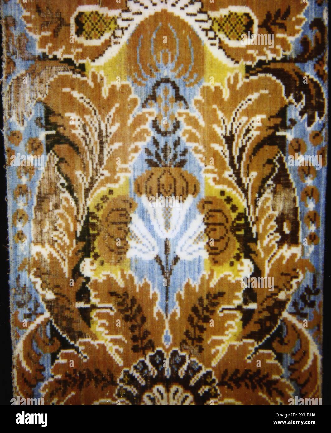 Panel. Frankreich. Datum: 1690-1710. Abmessungen: 344.2 x 54 cm (90 1/2 x 21 1/4 in.) Warp wiederholen: 142,6 cm (56 1/8 in.). Leinen und Wolle, in Leinwandbindung mit ergänzenden Haufen warps Formen ausschneiden und verworfene Samt. Herkunft: Frankreich. Museum: Das Chicago Art Institute. Stockfoto