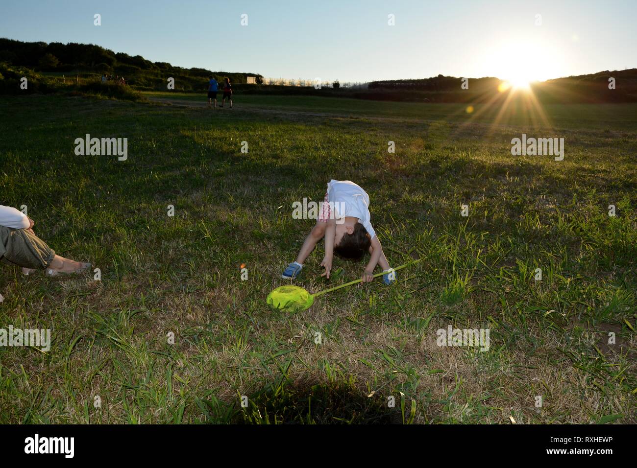 ein Junge spielt im Feld Stockfoto