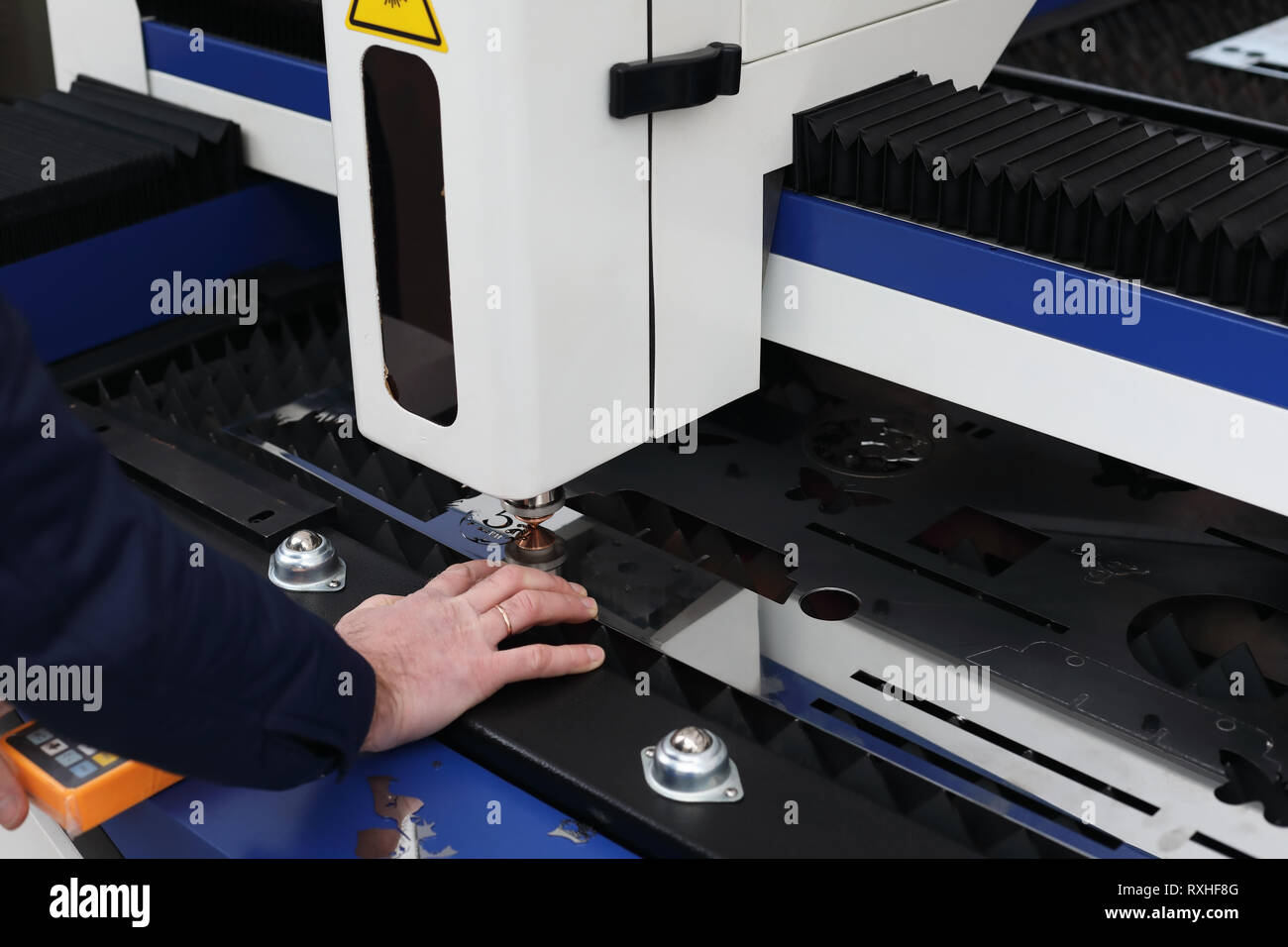 Laserschneidanlage mit CNC-Steuerung. Stockfoto