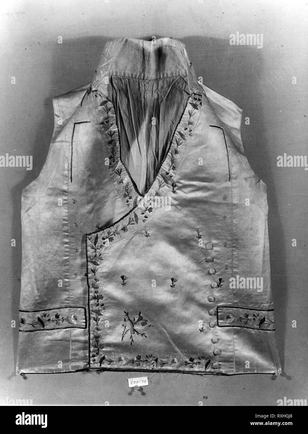 Weste. England. Datum: 1775-1800. Abmessungen: 60,7 x 46,5 cm (23 7/8 x 18 1/4 in.) Brustumfang: 118,6 cm (46 5/8 in.). Seide, Satin weben; mit Seidenfäden bestickt, vor allem in Satin und Stammzellen Stiche; gefüttert und mit Leinen gesichert, in Leinwandbindung. Herkunft: England. Museum: Das Chicago Art Institute. Stockfoto