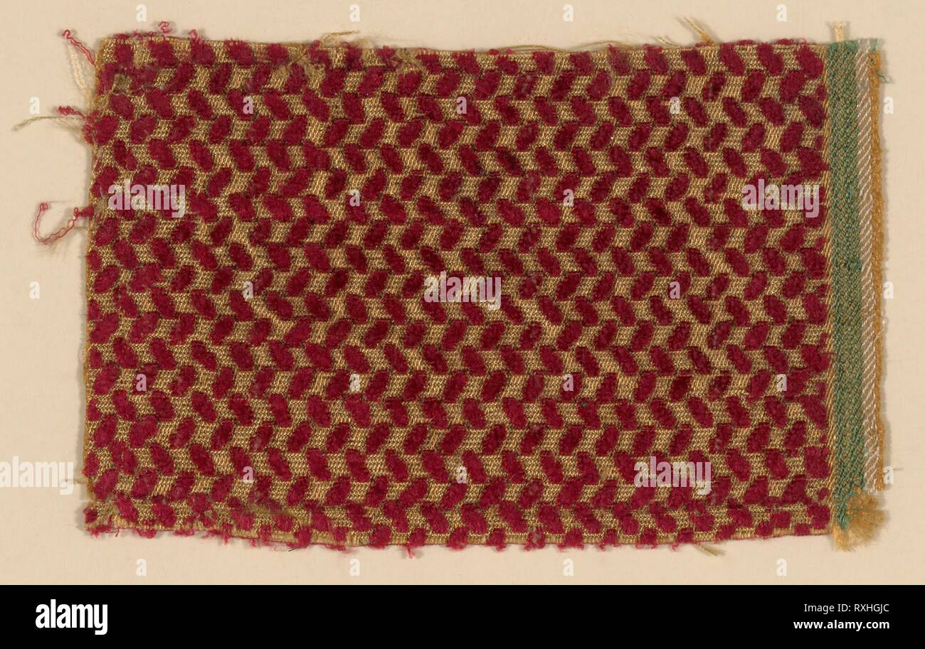 Fragment. Italien. Datum: 1775-1800. Abmessungen: 9 x 14,3 cm (3 1/2 x 5 5/8 in.). Seide und versilberten Blechstreifen, Warp-float konfrontiert in Köperbindung mit ergänzenden mit Tressen und suplementary Haufen warps Formen geschnitten und ungeschnitten entwertet Samt. Herkunft: Italien. Museum: Das Chicago Art Institute. Stockfoto