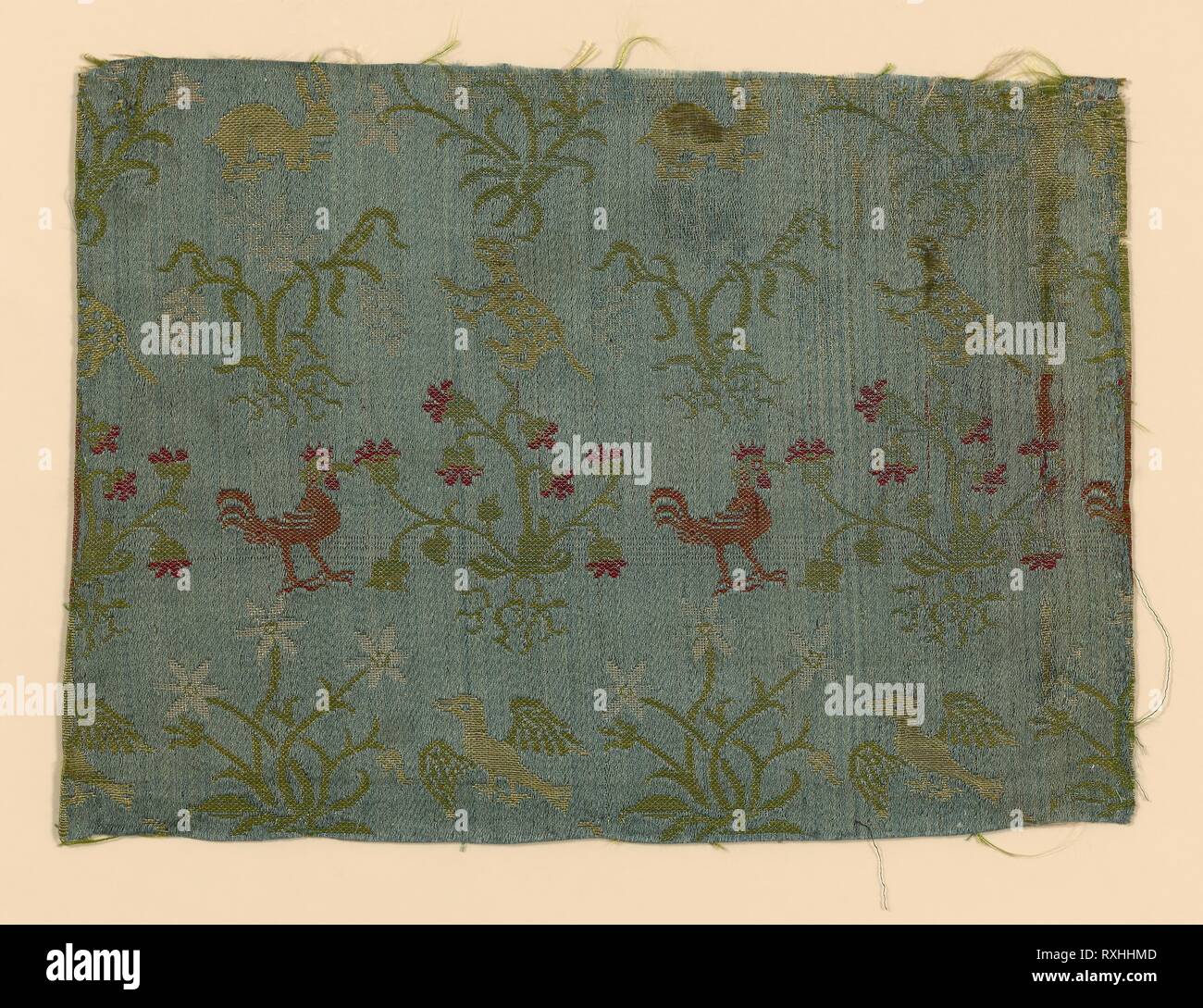 Fragment. Italien. Datum: 1650-1700. Abmessungen: 18,7 x 25,6 cm (7 3/8 x 50 1/8 in.). Seide, Warp-float Atlasbindung mit sich selbst konfrontiert - Musterung Boden Schüsse durch zusätzlichen verbindlichen Verwerfungen im Klartext interlacing gebunden. Herkunft: Italien. Museum: Das Chicago Art Institute. Stockfoto