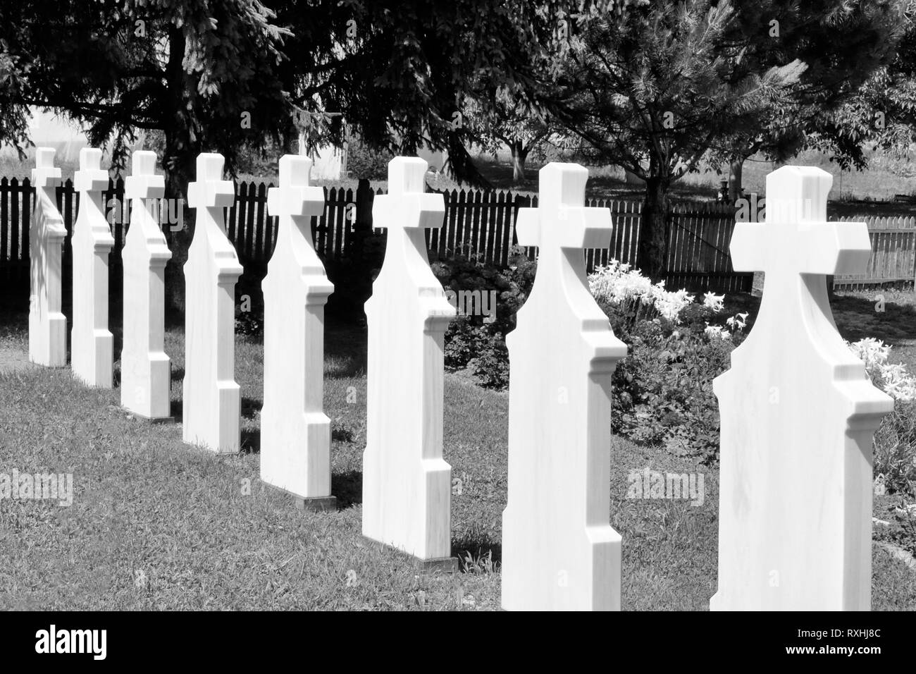 Kreuze in Friedhof. Weiße Grabsteine in Perspektive. schwarz-weiß-Bild. Stockfoto