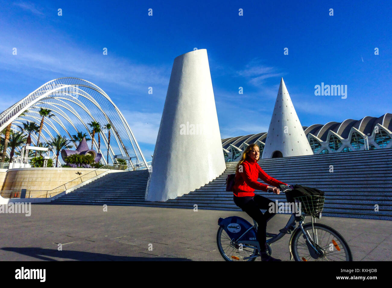 Valencia Stadt der Künste und Wissenschaften, Frau Fahrrad fahren, Umbracle, Calatrava, Spanien Fahrradstadt Stockfoto