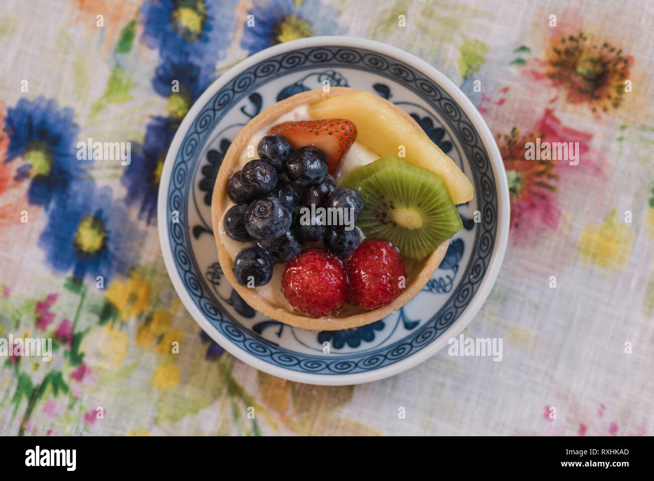 Obstkuchen auf einem farbigen Hintergrund Stockfoto