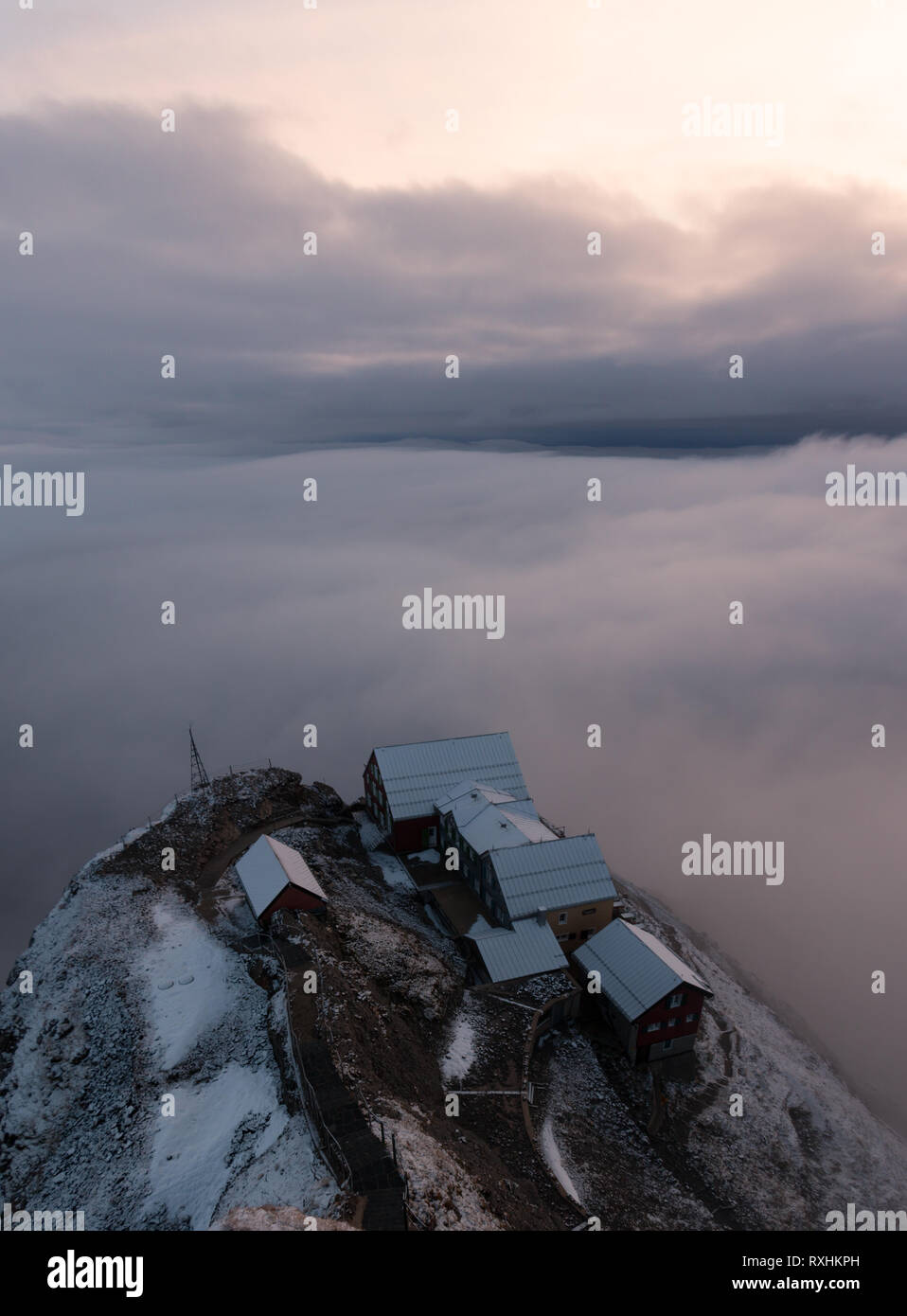 Die guesthous,, Alter Säntis in den schweizer Alpen bei einem nebligen, Nebel Sonnenaufgang. Stockfoto