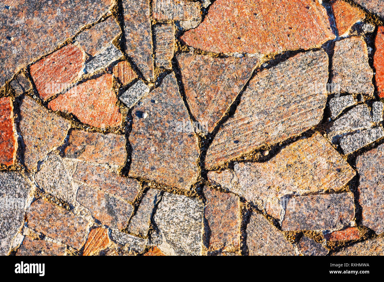 Ragged gebrochen Pflaster Granitabdeckung. Architektonische Textur Beschichtung Stockfoto