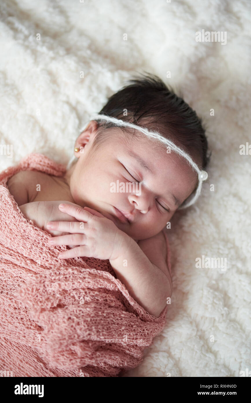1 Schlaf neugeborenes Mädchen mit dunklem Haar über der Ansicht von oben Stockfoto