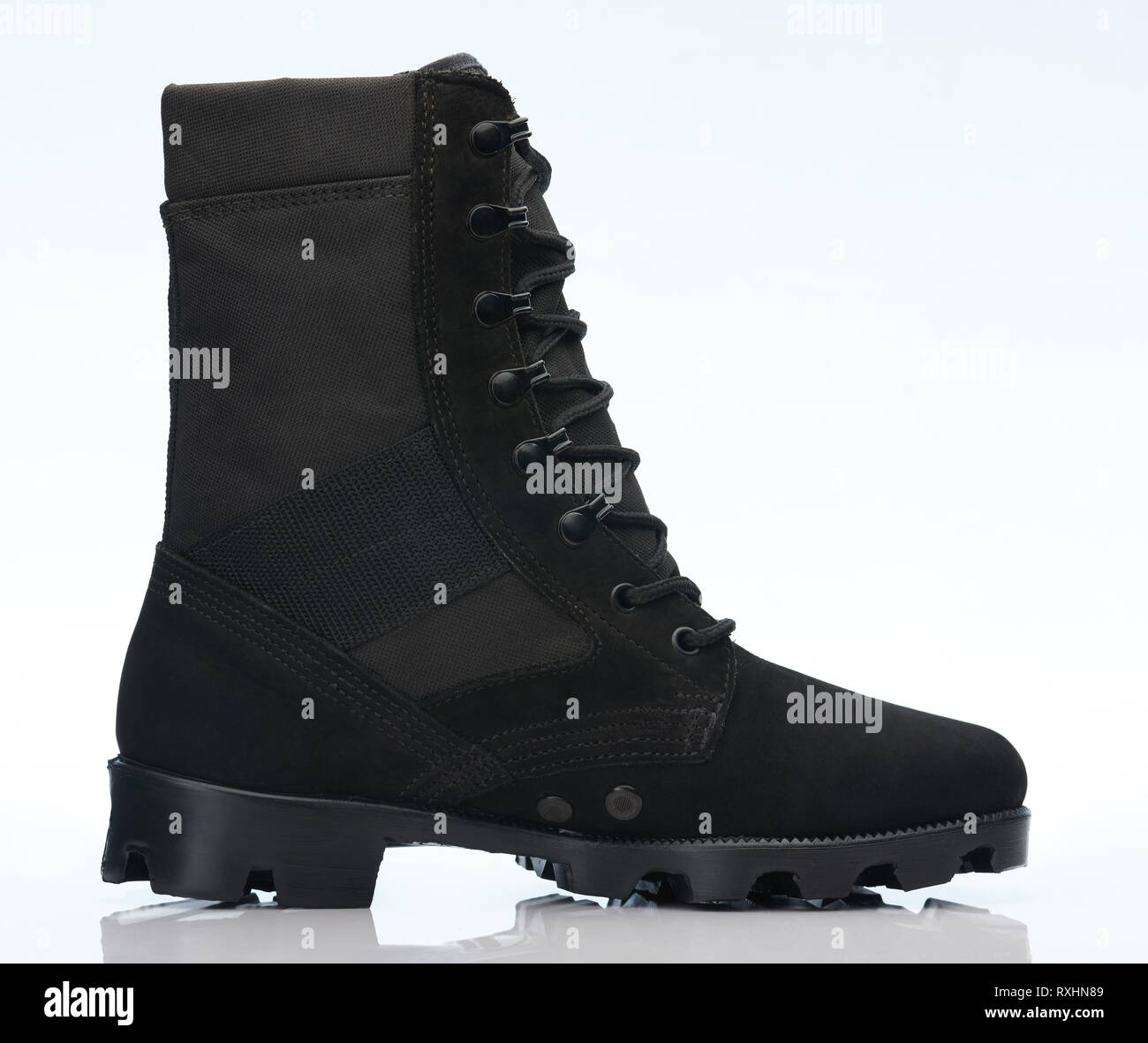 Militärische Leder Schuh schwarz auf weißem Hintergrund Stockfoto