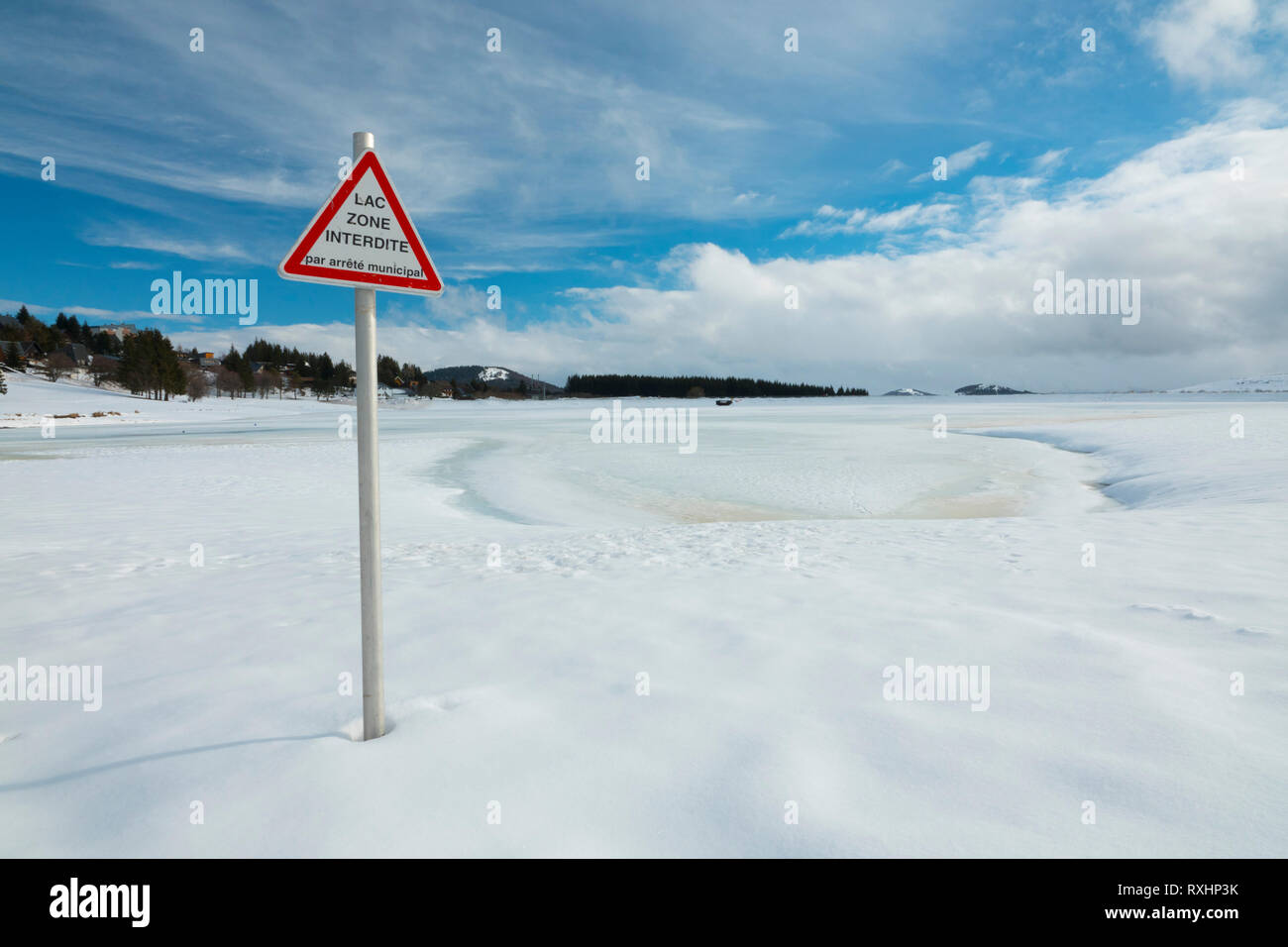 Frankreich, Puy-de-Dome (63), Besse-et-Saint-Anastaise, ski Station von Super Besse, Hermines See, Forbidden Area Warnschild Stockfoto