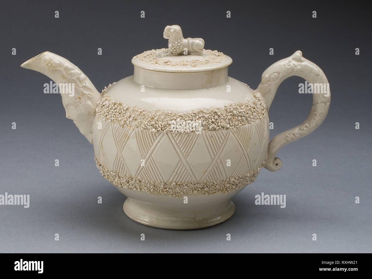 Teekanne. Staffordshire, England. Datum: 1735-1745. Abmessungen: 11,4 x 17,9 x 10,8 cm (4 1/2 x 7 1/16 x 4 1/4 in.). Salz - glasiert Steingut. Herkunft: Staffordshire. Museum: Das Chicago Art Institute. Stockfoto