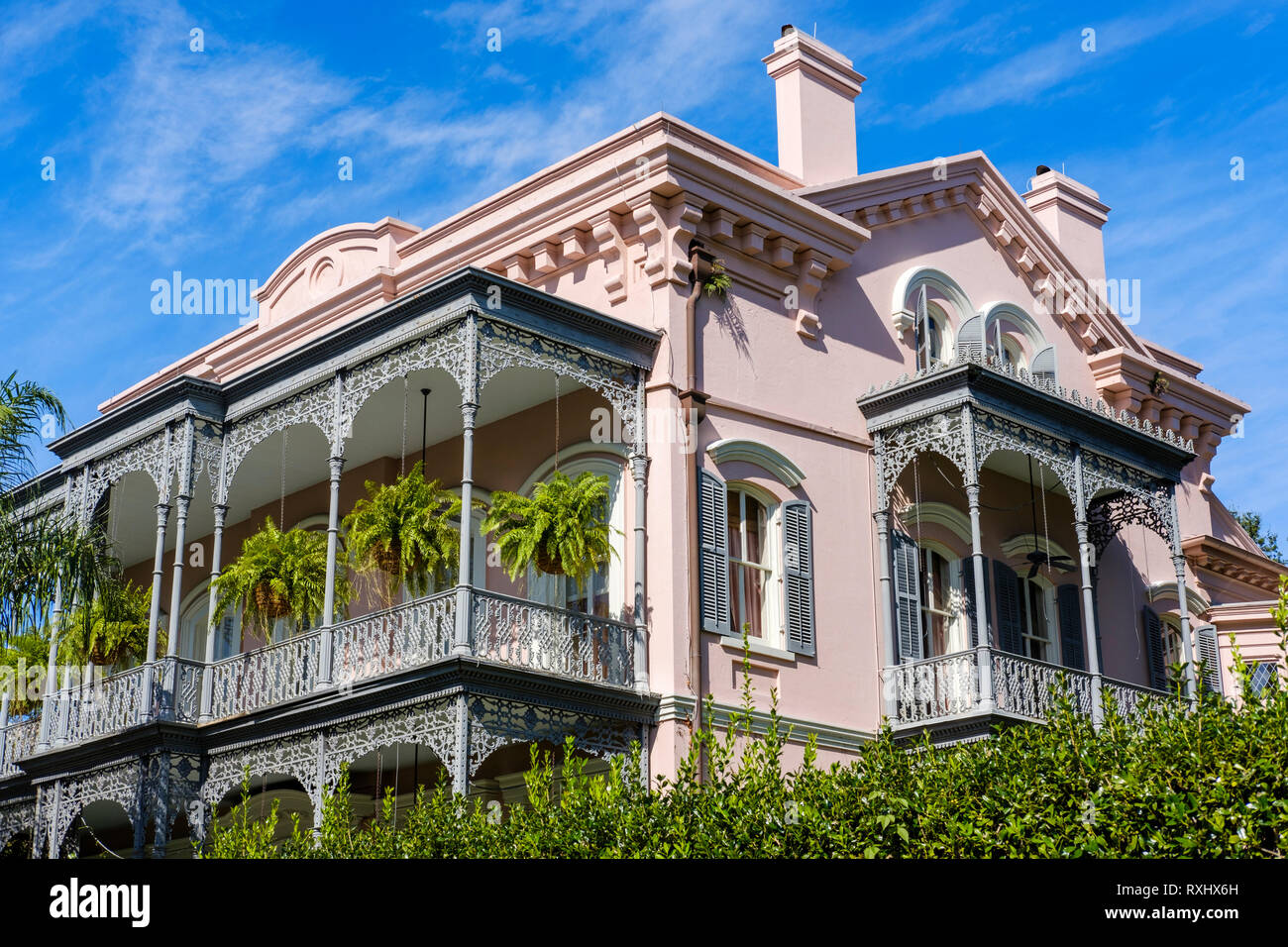 Reich verzierte Fassade, Carroll-Crawford House, dreistöckiges italienisches Kolonialhaus, gusseiserne Balkone und Zaun, Garden District, NOLA, New Orleans, USA. Stockfoto