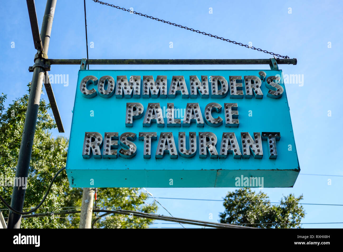 Commander's Palace Restaurant Schild vor dem Gebäude, New Orleans Garden District, New Orleans, LA, USA. Stockfoto