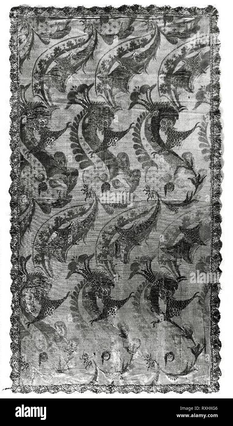 Panel (Kleid Stoff). Frankreich. Datum: 1697-1718. Abmessungen: 100,6 × 53,8 cm (39 5/8 x 21 1/8 in.) Wiederholung: 45.8-46 x 17-17,4 cm (18-18 1/8 x 6 3/4-6 7/8 in.). Seide und vergoldetem Metall - Streifen - aufgewickelt Seide, Satin weben mit brocading Tressen und Selbst - durch die Bereiche der Leinwandbindung gemustert. Herkunft: Frankreich. Museum: Das Chicago Art Institute. Stockfoto