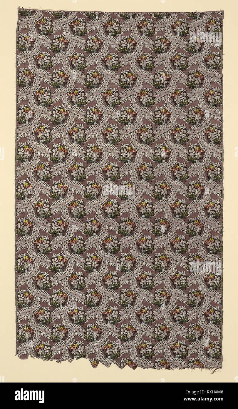 Panel. England oder Frankreich. Datum: 1752-1775. Abmessungen: 85 x 49,2 cm (33 1/2 x 19 3/8 in.) Wiederholung: 8.6-9×8 cm (3 3/8 - 1/2 x 3 1/8 in.). Seide, in Leinwandbindung mit ergänzenden Musterung warps, zusätzliche Musterbildung Schüsse, und Selbst - durch drei - Farbe ergänzende Boden Tressen gemustert. Herkunft: England. Museum: Das Chicago Art Institute. Stockfoto