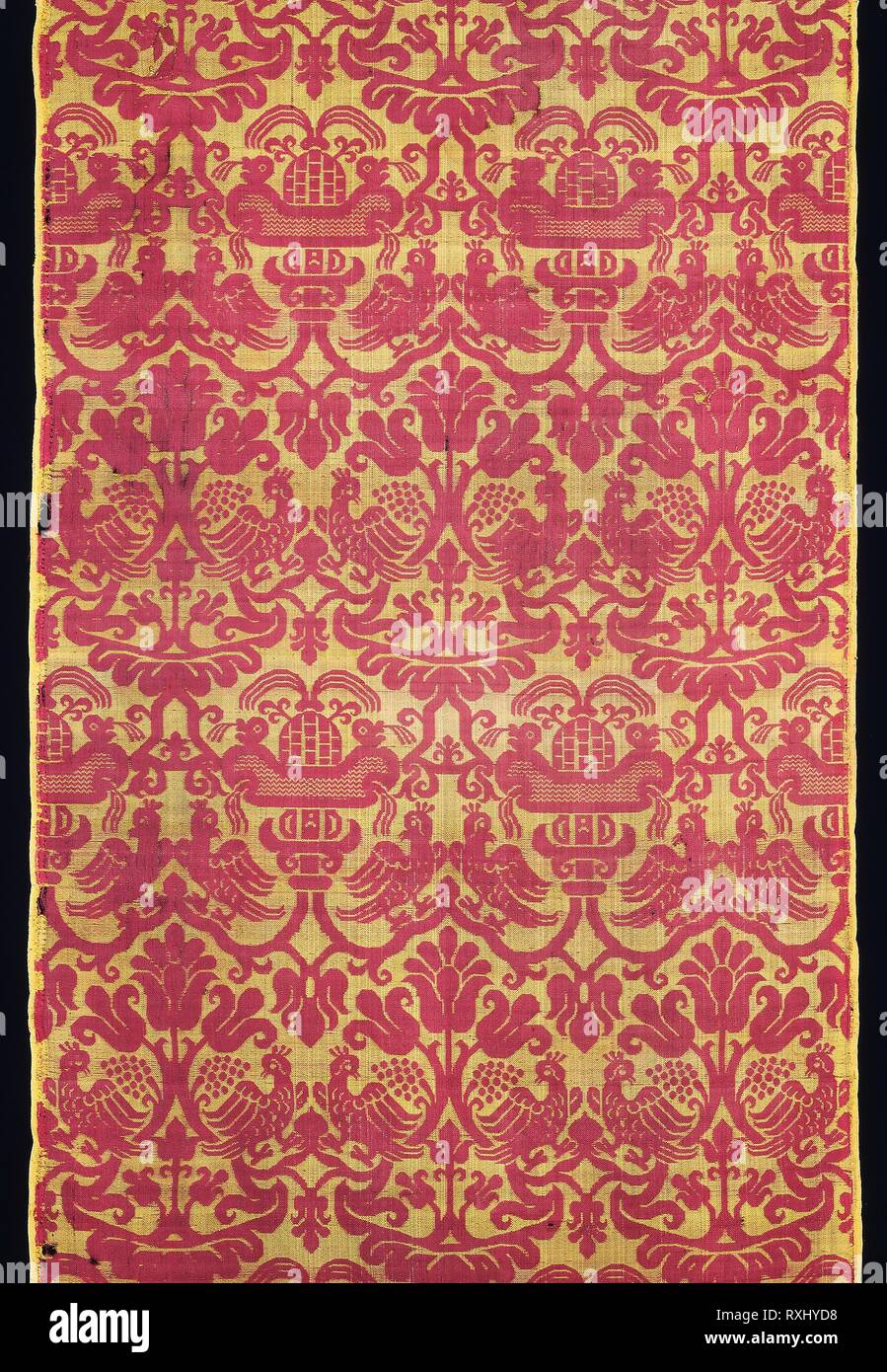 Panel. Italien. Datum: 1675-1725. Abmessungen: 103,9 x 54 cm (40 7/8 x 21 1/4 in.) Wiederholung: 33,8 x 17,8 cm (15 1/4 in. x 7 in.). Seide, in Leinwandbindung mit ergänzenden Musterung Tressen; durch Bindung warps in Leinwandbindung gebunden. Herkunft: Italien. Museum: Das Chicago Art Institute. Stockfoto